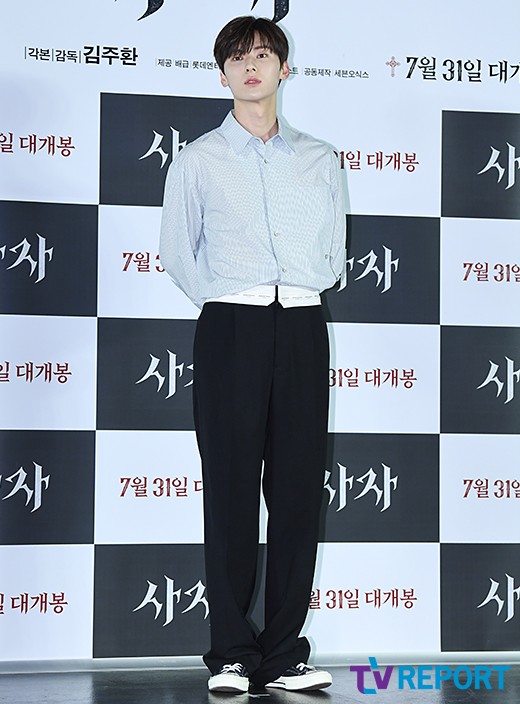 Singer Hwang Min-hyun attended the VIP premiere of the movie Lion at Lotte Cinema World Tower in Jamsil-dong, Songpa-gu, Seoul on the 30th.The Lion is a story about the story of the martial arts champion Yong-hoo (Park Seo-jun), who has only lost his father when he was a child and left distrust of the world, discovering that a deep wound was caused one day that was unknown.