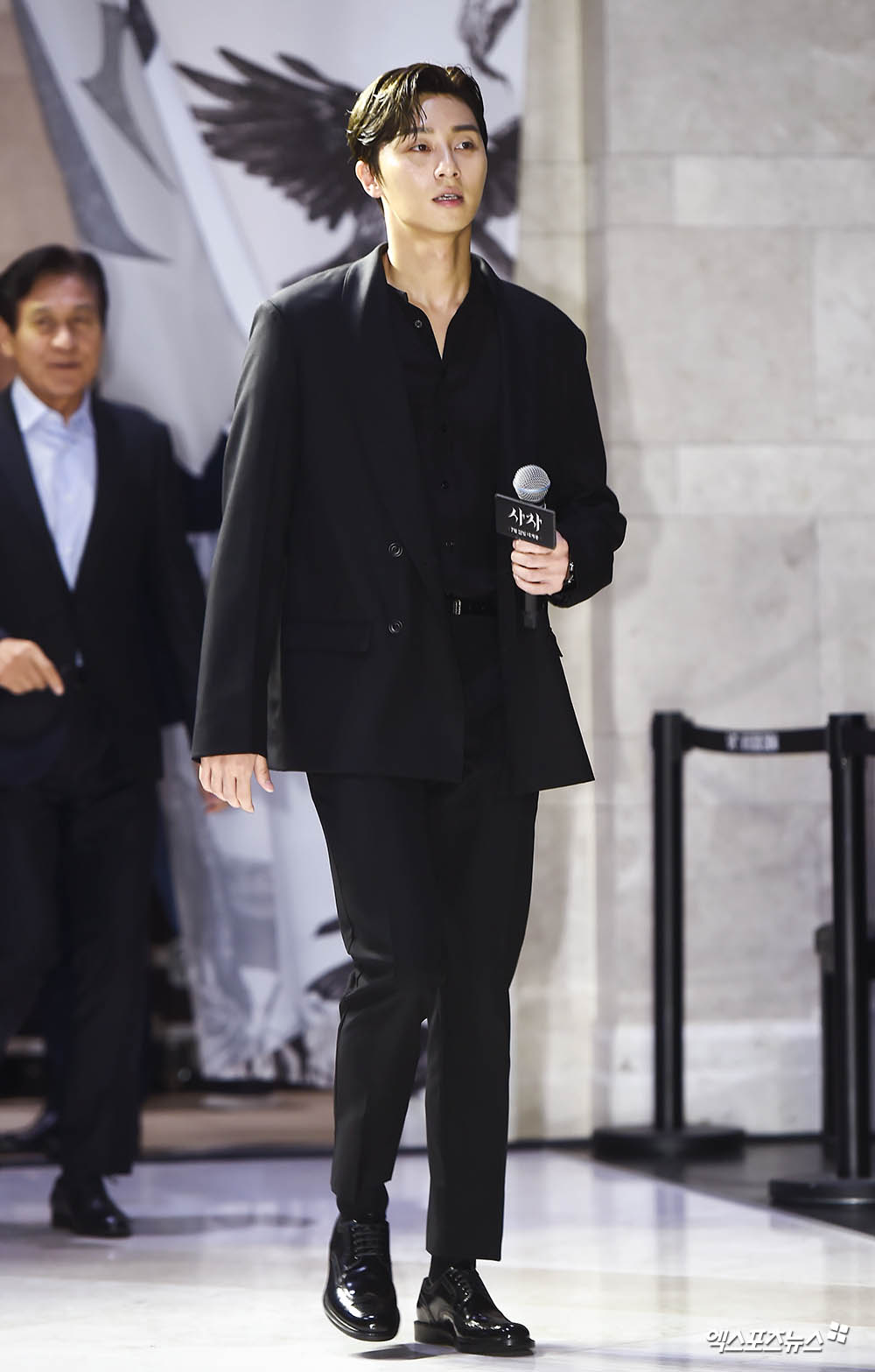 Actor Park Seo-joon, who attended the VIP premiere of the movie Lion at Lotte Cinema World Tower in Shincheon-dong, Seoul on the afternoon of the 30th, is appearing on stage.