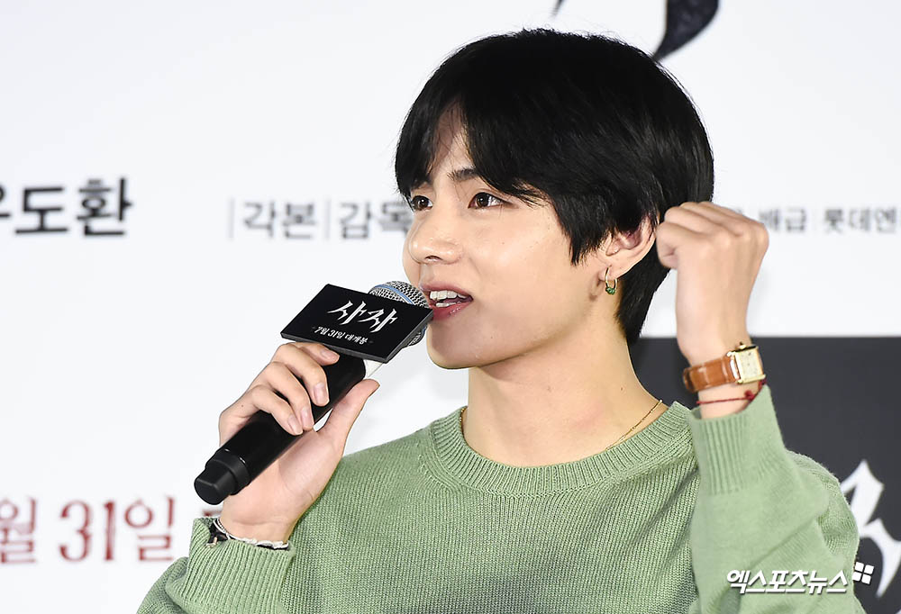 BTS BTS BUY, who attended the VIP premiere of the movie Lion held at Lotte Cinema World Tower in Shincheon-dong, Seoul on the afternoon of the 30th, has photo time.