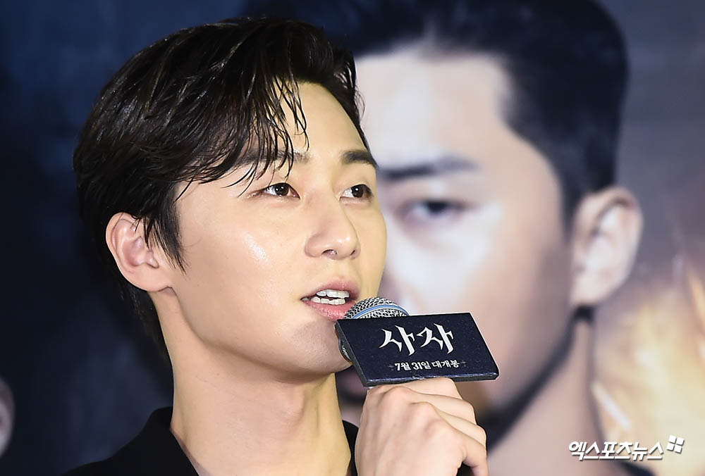 Actor Park Seo-joon, who attended the VIP premiere of the movie Lion at Lotte Cinema World Tower in Shincheon-dong, Seoul on the afternoon of the 30th, greets the audience.