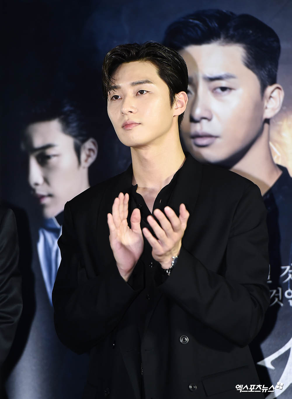 Actor Park Seo-joon, who attended the VIP premiere of the movie Lion at Lotte Cinema World Tower in Shincheon-dong, Seoul on the afternoon of the 30th, has photo time.