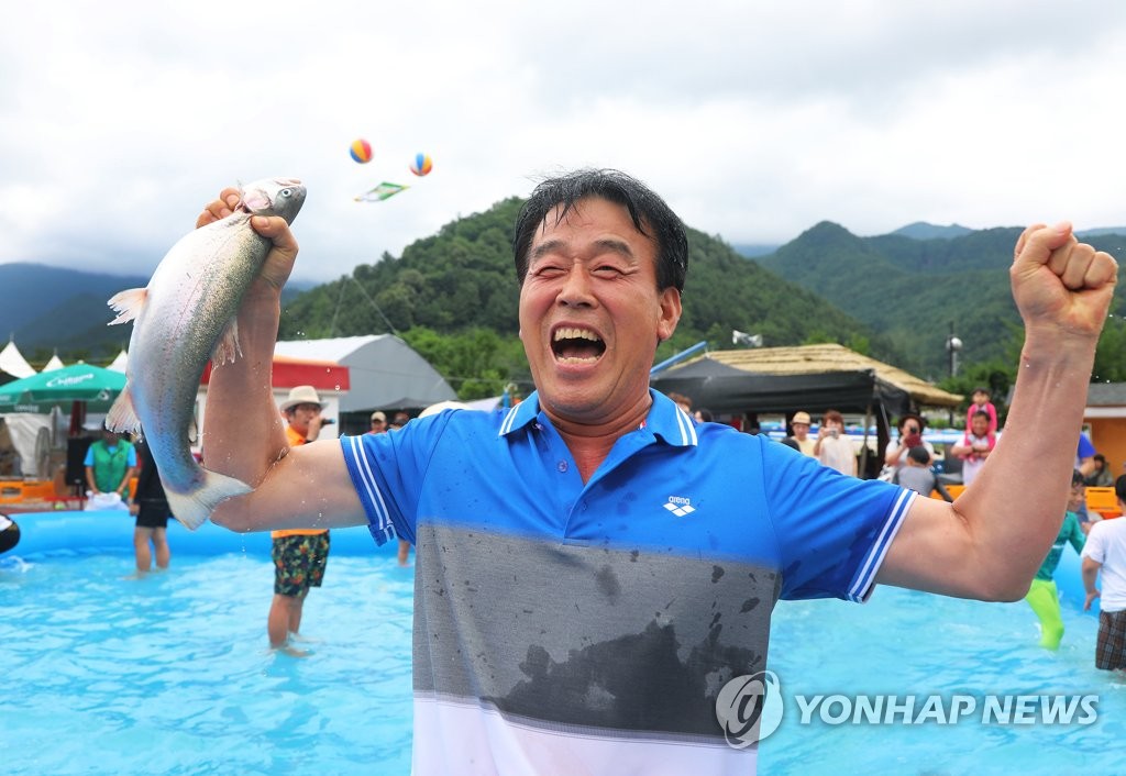 송어사냥 이미지