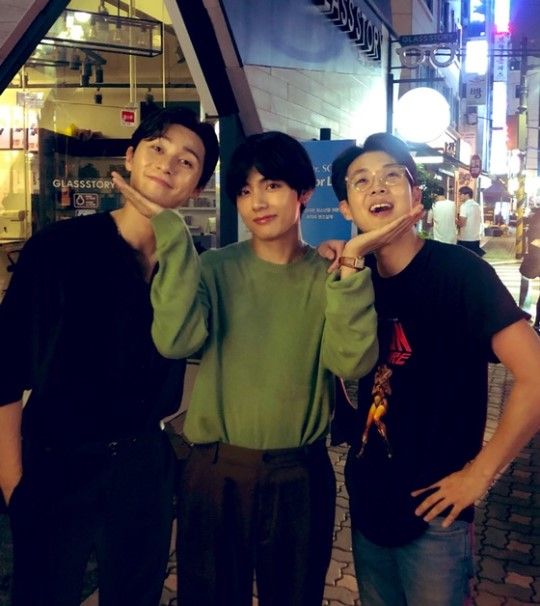 BTS member Bu cheered Park Seo-joon and Choi Woo-shik, who starred in the movie The Lion (director Kim Joo-hwan).On the 31st, BTS official Twitter posted a picture with an article entitled I was troubled ~ Ugauga # Movie Lion Fighting.Bu, Park Seo-joon, and Choi Woo-shik attracted attention with their playful expressions.Bui attended the VIP premiere of Lion at Lotte Cinema World Tower on the night of the 30th and cheered Park Seo-joon and Choi Woo-shik.The three are best friends in the entertainment industry. Bü made friendship with Park Seo-joon in the drama Gallery.