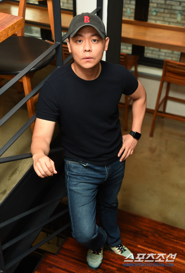 Kim Joo-hwan, 38, predicted a sequel to Youth Police and the new film The Lion, which had been successful in the box office.Director Kim Joo-hwan, who directed the mystery action film The Lion (produced by Keith).He met with Samcheong-dong, Jongno-gu, Seoul on the morning of the 31st and announced the intention and behind-the-scenes episode of Lion.In the summer of 2017, he was the weakest actor in a theater full of blockbuster LLC at home and abroad, but he was the director of Youth Police, which attracted a whopping 5.65 million viewers with a story and directing that delightfully captures the passion and passion of the youthful youth.After the Youth Police, the third directing film, Lion, is returning to the screen in two years and is receiving much attention.Director Kim Joo-hwan has made an easy challenge by choosing the occult action genre that depicts the story of a martial arts champion and a Kuma priest meeting against evil, not a long-term youth comedy.The Lion, which is a combination of new exorcism material, bold genre variations, intense fantasy and action in Korean movies, is ranked as Koreas Constantine (05, director Francis Lawrence), followed by this summers theater, the tent pole market, Naratmalsami (director Cho Chul-hyun), and Exit (director Lee Sang-geun) as the second runner today (31st) Im meeting him.Above all, director Kim Joo-hwans lion attracts attention once again with Park Seo-joon, who has been breathing with youth police.Here, Actor Ahn Sung-ki and Blue Chip Udo Hwan are added, so it is expected to capture the summer theater with Koreas Ocult Blockbuster LLC, which has received much attention from the production stage.On this day, director Kim Joo-hwan announced a follow-up plan for Lion. Director Kim Joo-hwan, who predicted the priest of Lion in the cookie video, said, Currently, the sequel to LionOf course, it is necessary to revise many lines according to the popularity of this work and the evaluation of the audience.As a result, the score of the lion is likely to decide whether to produce a sequel.  No one thinks that lion is a mega hit that will exceed 10 million viewers.However, I believe that many audiences will know what we want to continue through lion.It is the first time that this movie has been popular and continues to meet the audience for 10 years after the series of Lion.In the process, the lion series will continue to evolve and the technology will develop. In addition to lion, the follow-up to the previous work Youth Police is also receiving much attention.Kim Joo-hwan said, Honestly, after the Youth Police, I talked to the actors about Middle-aged Police as a sequel.Does not Park Seo-joon now have more Feelings as an adult than Feelings as a young man?Park Seo-joon and the river sky have changed their positions to play Youth Police. I am also middle-aged, and I wonder if I can talk about young people.My interests and actors are changing, and the follow-up to the Youth Police is actually unlikely to be made right now. Of course, I would like to try again someday. Now, the follow-up of lion seems to be more of a concern than the follow-up of youth police.The process of co-ordinating with the people of Park Seo-joon and Choi Woo-shik, who will be expected to change the period of Yonghu and become the protagonics (a person who is the center of events in drama, film, and novels, or a central or leading role in any work), will be interesting.Yonghu is a man of power, and the latest is a pacifist, and Im already looking forward to the synergies that will be created if they come together to punish evil.The drama that comes out when the emotional and delicate, delicate Actor called Choi Woo-shik and the Acting of Actors with a great and intense attraction called Park Seo-joon hit, is a writer and I am so curious as a director.I hope that lion will be a good starting point and lead to follow-up. The Lion is a film about a martial arts champion meeting a priest in Kuma and confronting a powerful evil () that has confused the world.Park Seo-joon, Ahn Sung-ki, Udohwan, etc., and director Kim Joo-hwan of Youth Police caught megaphones. It will be released today (31st).
