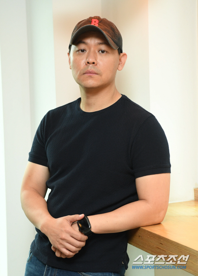 lion is not just an occult genre, its a super natural hero.Director Kim Joo-hwan (38), who directed the mystery action film The Lion (produced by Keith).He met with Samcheong-dong, Jongno-gu, Seoul on the morning of the 31st and announced the intention and behind-the-scenes episode of Lion.In the summer of 2017, he was the weakest actor in a theater full of domestic and foreign blockbusters, but he was the director of Youth Police Kim Joo-hwan, who has achieved meaningful box office performance with a total of 5.65 million viewers with a story and directing that delightfully shows the passion and passion of youth.After the Youth Police, the third directing film, Lion, is returning to the screen in two years and is receiving much attention.Director Kim Joo-hwan has started the Top Model, which is not easy to choose, this time, an occult action genre that depicts the story of a martial arts champion and a Kuma priest, who were not long-term youth comedy.The Lion, which is a combination of new exorcism material, bold genre variations, intense fantasy and action that are rare in Korean movies, is crowned Koreas Constantine (05, director Francis Lawrence) and is the second week of the week with Exit (director Lee Sang-keun) following this summers theater, Naratmalsami (director Cho Chul-hyun), the tentpole market. I met the audience with Jaro.Director Kim Joo-hwan, who has drawn the story of young youths of this era through two previous works, including his debut film Koala (13), which depicts the top model of the turbulent youths, and Youth Police, which deals with the growth period of young police officers, has started Top Model as a completely different occult genre from his previous works.I am not a director who makes youthful water well. I think that youthful water has been repeated because I made a scenario and made a movie close to my age at the time.Because I am from investment and distributor showbox marketing, I like to meet and talk with people. I heard such a story and made a youth police.But now it is a middle generation in their 40s, and it has also affected the growing interest of marriage and children since the Youth Police.I think that part was projected on the lion.Director Kim Joo-hwan also confessed his concern about the highly anticipated lion as a new occult genre that connects Constantine and Black Priests (15, directed by Jang Jae-hyun).Its not a work that was created to top model in the occult genre when personally making lion; lion is not an occult, he said. lion is a super natural hero thriller.It is not simply an occult genre because of the gumma, of course, there is a direct nuance of thriller, suspense, but it seems too harsh to define lion as occult.The sad spot is that our movie has already been trapped in the framework of occult from the marketing stage.There are many elements that can be seen more fun in movies, and it seems that such elements are limited to the genre of occult. As director Kim Joo-hwan said, Lion was definitely a fresh Top Model, but the variation of the genre that Action and Occult met, and some settings in the movie,Kim Joo-hwan, who is also in the midst of a lion that has been devoted to his heart, is in the midst of a rush. He said, I did not expect to think that it would be good to make a lion.It has become a movie that is very popular. I dont think everyone likes it. How can there be a movie that satisfies 100 of 100 audiences?So I do not think that the favorable review for lion is bad, he said. Nowadays, movies are mixed with various stories and various genres.I tried to reflect the taste of such an audience, and at the center I set up a person who is one of my organs. I thought a lot about movies that my peer directors can do until I make lion.I have a personal preference, but I wanted to try fantasy from the past.Although the historical drama that is guaranteed to some extent is good, personally, the historical drama has a process of raising history and has a lot of budget, so I do not think it is a genre that I can do yet.Modern drama seems to be my favorite, if it is the same difficulty. Nowadays, movies are heavily drunk on detectives (criminals), and action.Already, the criminal was Top Model in the previous work and I thought I should do action, but I thought that the action was also limited.Too many senior directors have already changed the style of martial arts and made various action films. It was virtually difficult and impossible to find new things in it. Director Kim Joo-hwan did not forget to thank the actors who gave the top model of Lion which was not so easy.In particular, he praised Park Seo-joon, who has been breathing continuously as a lion following the Youth Police, as the smartest person I know and Actor.Kim Joo-han said, From Youth Police to Lion, it is Feelings that became harder with Park Seo-joon.In the Youth Police, I was a newcomer, and because of the nature of the genre, I talked to each other and wondered how to make a pleasant movie.It was not the age of youth police, but it became more mature and knew the role that suits me.Someone says hes still young towards Park Seo-joon, and the Park Seo-joon Ive been through is never a young person.Park Seo-joon reassembled the mental and different aspects from the Youth Police in Lion.Basically, the point of sincerity and smartness is the same, and if it is a very different point from the previous work, I think it is a difference without a river sky. I showed the difference in the line of emotion of Park Seo-joon looking at Ahn Sung-ki.I adjusted the moistness of my eyes and I really delicately Acted.At first, if you look at Lion, you will fall into the whole movie and you do not see it well, but if you look at it twice or three times, I would like to say concentrate on Park Seo-joon.Park Seo-joon can see that it was very fun and good even if you look at the character emotion line that Acted. Park Seo-joon has become a special actor and acquaintance to Kim Joo-hwan so that he can not be called Persona.I was drinking very often because I was close to the neighborhood where I lived with Park Seo-joon.I caught Park Seo-joons Mental when it was shaking and Park Seo-joon caught me when my Mental was shaking.In fact, my wife said that Park Seo-joon is very similar to me.It is misleading, but it is similar in that it is not an absolute appearance similarity, but an exchange of emotions and consensus are well suited. He said: I personally dont want to conclude Park Seo-joon as Persona, dont you think theres something that belongs to me?Park Seo-joon is a person who can not be attributed to anywhere. Park Seo-joon has a wide view and a wide range of communication.Im just one of those people who studies and explores movies and makes films with Park Seo-joon, too big to tie to the Persona inside me.Although this work was difficult for each other, I would like to join the new Top Model with Park Seo-joon in the future.It seems that the partnership between the director and Actor is the best time. The Lion is a film about a martial arts champion meeting a priest in Kuma and confronting a powerful evil () that has confused the world.Park Seo-joon, Ahn Sung-ki and Woo Do-hwan were added, and director Kim Joo-hwan of Youth Police caught megaphones. It will be released today (31st).