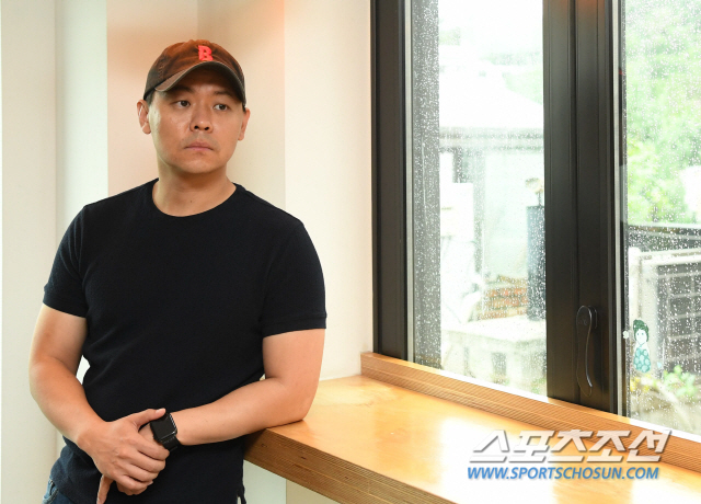 lion is not just an occult genre, its a super natural hero.Director Kim Joo-hwan (38), who directed the mystery action film The Lion (produced by Keith).He met with Samcheong-dong, Jongno-gu, Seoul on the morning of the 31st and announced the intention and behind-the-scenes episode of Lion.In the summer of 2017, he was the weakest actor in a theater full of domestic and foreign blockbusters, but he was the director of Youth Police Kim Joo-hwan, who has achieved meaningful box office performance with a total of 5.65 million viewers with a story and directing that delightfully shows the passion and passion of youth.After the Youth Police, the third directing film, Lion, is returning to the screen in two years and is receiving much attention.Director Kim Joo-hwan has started the Top Model, which is not easy to choose, this time, an occult action genre that depicts the story of a martial arts champion and a Kuma priest, who were not long-term youth comedy.The Lion, which is a combination of new exorcism material, bold genre variations, intense fantasy and action that are rare in Korean movies, is crowned Koreas Constantine (05, director Francis Lawrence) and is the second week of the week with Exit (director Lee Sang-keun) following this summers theater, Naratmalsami (director Cho Chul-hyun), the tentpole market. I met the audience with Jaro.Director Kim Joo-hwan, who has drawn the story of young youths of this era through two previous works, including his debut film Koala (13), which depicts the top model of the turbulent youths, and Youth Police, which deals with the growth period of young police officers, has started Top Model as a completely different occult genre from his previous works.I am not a director who makes youthful water well. I think that youthful water has been repeated because I made a scenario and made a movie close to my age at the time.Because I am from investment and distributor showbox marketing, I like to meet and talk with people. I heard such a story and made a youth police.But now it is a middle generation in their 40s, and it has also affected the growing interest of marriage and children since the Youth Police.I think that part was projected on the lion.Director Kim Joo-hwan also confessed his concern about the highly anticipated lion as a new occult genre that connects Constantine and Black Priests (15, directed by Jang Jae-hyun).Its not a work that was created to top model in the occult genre when personally making lion; lion is not an occult, he said. lion is a super natural hero thriller.It is not simply an occult genre because of the gumma, of course, there is a direct nuance of thriller, suspense, but it seems too harsh to define lion as occult.The sad spot is that our movie has already been trapped in the framework of occult from the marketing stage.There are many elements that can be seen more fun in movies, and it seems that such elements are limited to the genre of occult. As director Kim Joo-hwan said, Lion was definitely a fresh Top Model, but the variation of the genre that Action and Occult met, and some settings in the movie,Kim Joo-hwan, who is also in the midst of a lion that has been devoted to his heart, is in the midst of a rush. He said, I did not expect to think that it would be good to make a lion.It has become a movie that is very popular. I dont think everyone likes it. How can there be a movie that satisfies 100 of 100 audiences?So I do not think that the favorable review for lion is bad, he said. Nowadays, movies are mixed with various stories and various genres.I tried to reflect the taste of such an audience, and at the center I set up a person who is one of my organs. I thought a lot about movies that my peer directors can do until I make lion.I have a personal preference, but I wanted to try fantasy from the past.Although the historical drama that is guaranteed to some extent is good, personally, the historical drama has a process of raising history and has a lot of budget, so I do not think it is a genre that I can do yet.Modern drama seems to be my favorite, if it is the same difficulty. Nowadays, movies are heavily drunk on detectives (criminals), and action.Already, the criminal was Top Model in the previous work and I thought I should do action, but I thought that the action was also limited.Too many senior directors have already changed the style of martial arts and made various action films. It was virtually difficult and impossible to find new things in it. Director Kim Joo-hwan did not forget to thank the actors who gave the top model of Lion which was not so easy.In particular, he praised Park Seo-joon, who has been breathing continuously as a lion following the Youth Police, as the smartest person I know and Actor.Kim Joo-han said, From Youth Police to Lion, it is Feelings that became harder with Park Seo-joon.In the Youth Police, I was a newcomer, and because of the nature of the genre, I talked to each other and wondered how to make a pleasant movie.It was not the age of youth police, but it became more mature and knew the role that suits me.Someone says hes still young towards Park Seo-joon, and the Park Seo-joon Ive been through is never a young person.Park Seo-joon reassembled the mental and different aspects from the Youth Police in Lion.Basically, the point of sincerity and smartness is the same, and if it is a very different point from the previous work, I think it is a difference without a river sky. I showed the difference in the line of emotion of Park Seo-joon looking at Ahn Sung-ki.I adjusted the moistness of my eyes and I really delicately Acted.At first, if you look at Lion, you will fall into the whole movie and you do not see it well, but if you look at it twice or three times, I would like to say concentrate on Park Seo-joon.Park Seo-joon can see that it was very fun and good even if you look at the character emotion line that Acted. Park Seo-joon has become a special actor and acquaintance to Kim Joo-hwan so that he can not be called Persona.I was drinking very often because I was close to the neighborhood where I lived with Park Seo-joon.I caught Park Seo-joons Mental when it was shaking and Park Seo-joon caught me when my Mental was shaking.In fact, my wife said that Park Seo-joon is very similar to me.It is misleading, but it is similar in that it is not an absolute appearance similarity, but an exchange of emotions and consensus are well suited. He said: I personally dont want to conclude Park Seo-joon as Persona, dont you think theres something that belongs to me?Park Seo-joon is a person who can not be attributed to anywhere. Park Seo-joon has a wide view and a wide range of communication.Im just one of those people who studies and explores movies and makes films with Park Seo-joon, too big to tie to the Persona inside me.Although this work was difficult for each other, I would like to join the new Top Model with Park Seo-joon in the future.It seems that the partnership between the director and Actor is the best time. The Lion is a film about a martial arts champion meeting a priest in Kuma and confronting a powerful evil () that has confused the world.Park Seo-joon, Ahn Sung-ki and Woo Do-hwan were added, and director Kim Joo-hwan of Youth Police caught megaphones. It will be released today (31st).