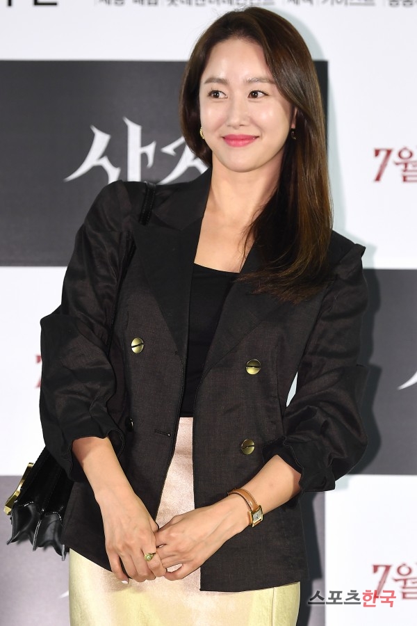Jeon Hye-bin is attending the VIP premiere of the movie Lion (director Kim Joo-hwan) at Lotte Cinema World Tower in Songpa-gu, Seoul on the afternoon of the 30th.Lion is a film about the story of martial arts champion Yonghu (Park Seo-joon) meeting the Kuma priest Ansinbu (Anseonggi) and confronting the powerful evil (), which has confused the world.Park Seo-joon, Ahn Sung-ki, and Woo Do-hwan will appear.