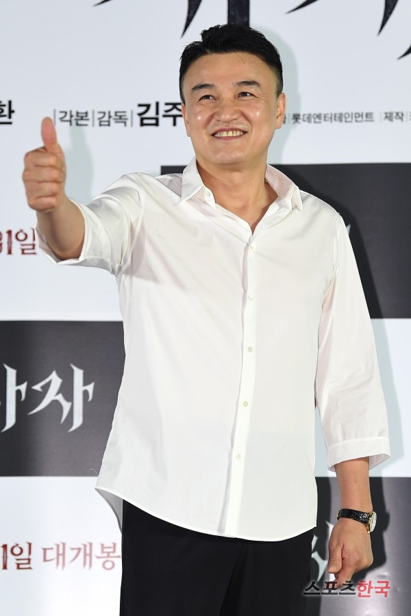 Park Joong-hoon is attending the VIP premiere of the movie Lion (director Kim Joo-hwan) at Lotte Cinema World Tower in Songpa-gu, Seoul on the afternoon of the 30th.Lion is a film about the story of martial arts champion Yonghu (Park Seo-joon) meeting the Kuma priest Ansinbu (Anseonggi) and confronting the powerful evil (), which has confused the world.Park Seo-joon, Ahn Sung-ki, and Woo Do-hwan will appear.