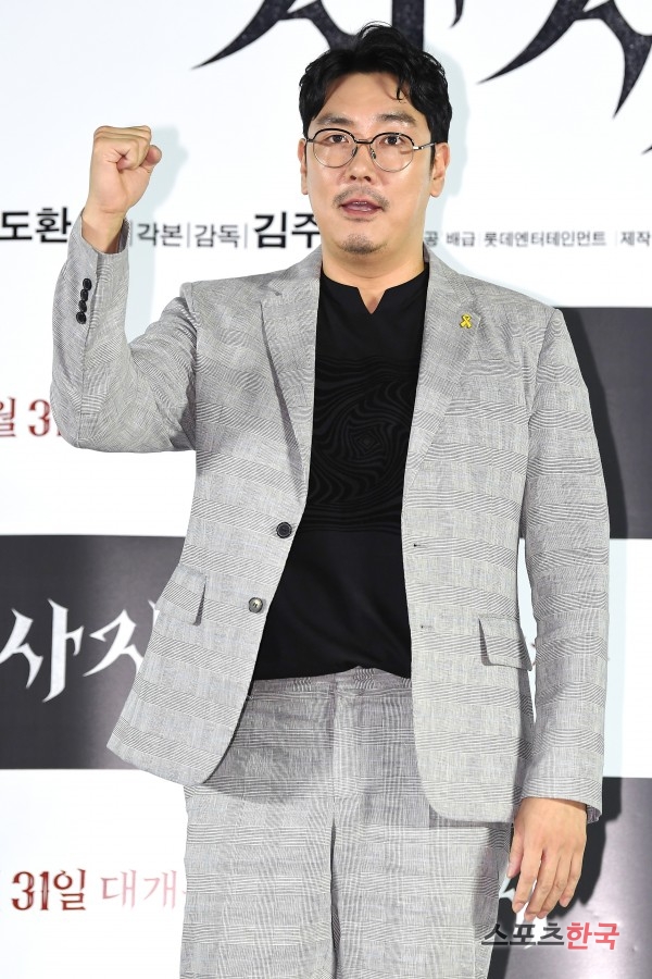 Cho Jin-woong is attending the VIP premiere of the movie Lion (director Kim Joo-hwan) at Lotte Cinema World Tower in Songpa-gu, Seoul on the afternoon of the 30th.Lion is a film about the story of martial arts champion Yonghu (Park Seo-joon) meeting the Kuma priest Ansinbu (Anseonggi) and confronting the powerful evil (), which has confused the world.Park Seo-joon, Ahn Sung-ki, and Woo Do-hwan will appear.