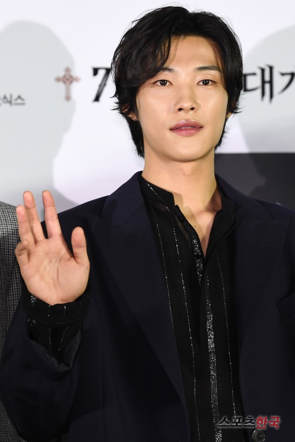 Woo Do-hwan attends the VIP premiere of the movie Lion (director Kim Joo-hwan) at Lotte Cinema World Tower in Songpa-gu, Seoul on the afternoon of the 30th.The Lion is a film about the story of martial arts champion Yonghu (Park Seo-joon) meeting the Kuma priest Anshinbu (Ahn Sung-ki) and confronting the powerful evil () that has confused the world.Park Seo-joon, Ahn Sung-ki and Woo Do-hwan will appear.
