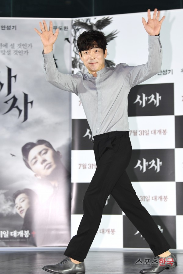 Lee Seung-jun is attending the VIP premiere of the movie Lion (director Kim Joo-hwan) at Lotte Cinema World Tower in Songpa-gu, Seoul on the afternoon of the 30th.Lion is a film about the story of martial arts champion Yonghu (Park Seo-joon) meeting the Kuma priest Ansinbu (Anseonggi) and confronting the powerful evil (), which has confused the world.Park Seo-joon, Ahn Sung-ki, and Woo Do-hwan will appear.