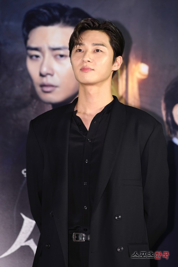 Park Seo-joon is attending the VIP premiere of the movie Lion (director Kim Joo-hwan) at Lotte Cinema World Tower in Songpa-gu, Seoul on the afternoon of the 30th.Lion is a film about the story of martial arts champion Yonghu (Park Seo-joon) meeting the Kuma priest Ansinbu (Anseonggi) and confronting the powerful evil (), which has confused the world.Park Seo-joon, Ahn Sung-ki, and Woo Do-hwan will appear.