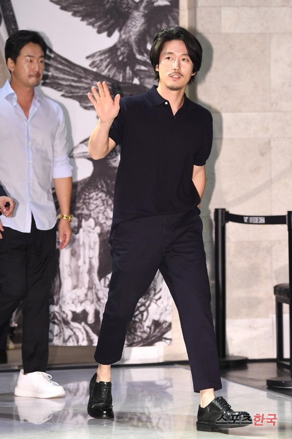 Jang Hyuk is attending the VIP premiere of the movie Lion (director Kim Joo-hwan) at Lotte Cinema World Tower in Songpa-gu, Seoul on the afternoon of the 30th.Lion is a film about the story of martial arts champion Yonghu (Park Seo-joon) meeting the Kuma priest Ansinbu (Anseonggi) and confronting the powerful evil (), which has confused the world.Park Seo-joon, Ahn Sung-ki, and Woo Do-hwan will appear.