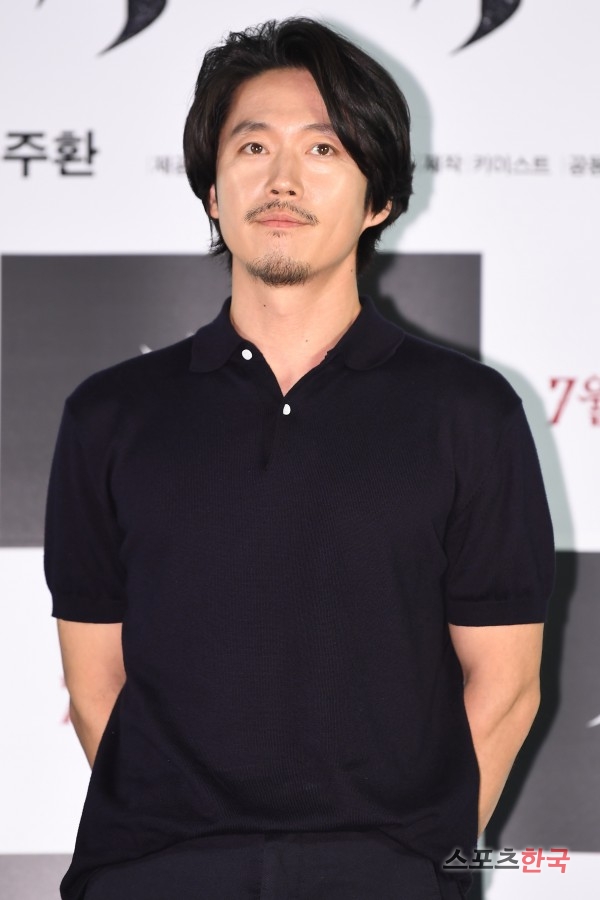 Jang Hyuk is attending the VIP premiere of the movie Lion (director Kim Joo-hwan) at Lotte Cinema World Tower in Songpa-gu, Seoul on the afternoon of the 30th.Lion is a film about the story of martial arts champion Yonghu (Park Seo-joon) meeting the Kuma priest Ansinbu (Anseonggi) and confronting the powerful evil (), which has confused the world.Park Seo-joon, Ahn Sung-ki, and Woo Do-hwan will appear.