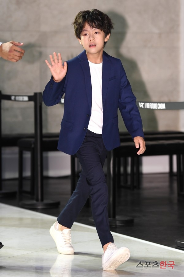 Actor Rain attends the VIP premiere of the movie Lion (director Kim Joo-hwan) at Lotte Cinema World Tower in Songpa-gu, Seoul on the afternoon of the 30th.The Lion is a film about the story of martial arts champion Yonghu (Park Seo-joon) meeting the Kuma priest Anshinbu (Ahn Sung-ki) and confronting the powerful evil () that has confused the world.Park Seo-joon, Ahn Sung-ki and Udohwan will appear.
