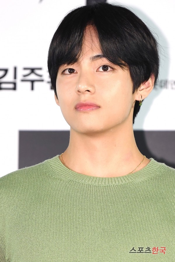 BTS BUY (real name Kim Tae-hyung) attended the VIP premiere of the movie The Lion (director Kim Joo-hwan) and shone his righteousness with his best friend Park Seo-joon.BTSBB attended the VIP premiere of the movie Lion at Lotte Cinema World Tower in Shincheon-dong, Seoul at 8:10 pm on the 30th.Vue attended the VIP premiere in a comfortable outfit that matched the pale mugwort knit with dark brown bottoms.As for whether or not he attended the VIP premiere on this day, the production team of the lion and the main officials were thoroughly secretly proceeded to the level of the command.At the Celeb Introduction event held by professional MC Kim Tae-jin on the day, Bhu also smiled after shouting Park Seo-joon, Choi Woo-shik Fighting.Some of the audience who visited the scene on the day cheered and cheered.Bhu and Park Seo-joon, who have made friendship through the KBS-2TV drama Gallery which was aired in December 2016, have been showing off their loyalty with Park Hyung-sik and Choi Woo-shik.At the time of the release of the movie Youth Police, starring Park Seo-joon, Bü also attended the VIP premiere and boasted a sticky loyalty.The Lion, the second directed film by director Kim Joo-hwan of Youth Police, is a film about what happens when Yonghu (Park Seo-joon), a martial arts champion who has only lost his father when he was a child and remains distrustful of the world, meets with An Shinbu (Ahn Sung-ki) of the Kuma priest and realizes that he has special power.Park Seo-joon, Ahn Sung-ki, and Woo Do-hwan, starred in the film.