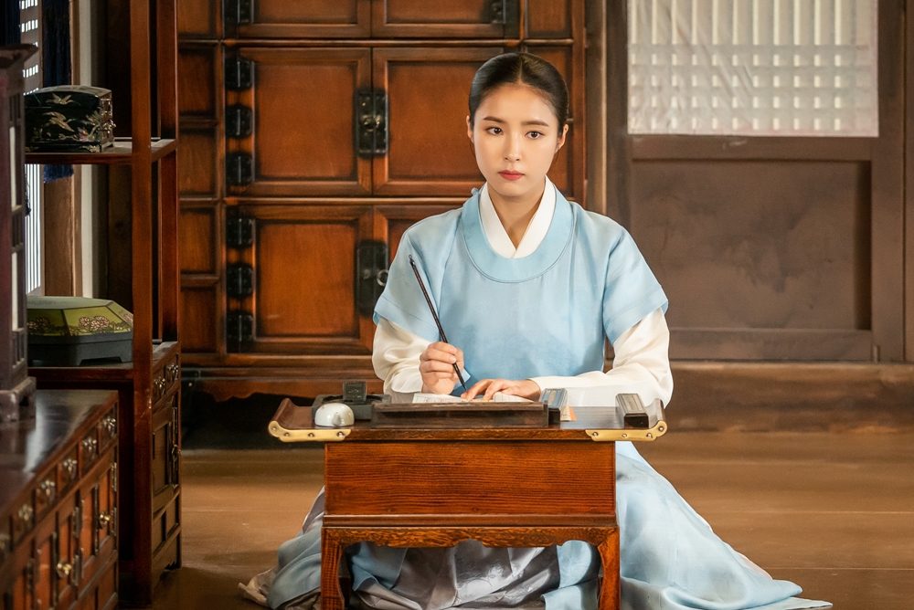 The new cadets, Na Hae-ryung, Shin Se-kyung and Jung Eun-woo, first meet as Ada Lovelace and Sejo of Joseon.Among them, Shin Se-kyung, who records the behavior of Jung Eun-woo with a cold expression, and Jung Eun-woo, who watches her closely, are caught and steals her gaze.The MBC drama Na Hae-ryung (played by Kim Ho-soo/director Kang Il-soo, Han Hyun-hee/production Chorokbaem Media) released the appearance of Na Hae-ryung (Shin Se-kyung), who entered the green hall of Lee Rim (Jung Eun-woo) on the 31st.Na Hae-ryung, starring Shin Se-kyung, Jung Eun-woo, and Park Ki-woong, is the first problematic Ada Lovelace () of Joseon and the full-length romance of Prince Lee Rim, the anti-war mother solo.Lee Ji-hoon, Park Ji-hyun and other young actors, Kim Ji-jin, Kim Min-sang, Choi Duk-moon, and Sung Ji-ru.Na Hae-ryung, who became Ada Lovelace in the 7-8th session of the new cadet, was reunited with Lee Lim at the Greenery Party.Irim spent a tit-for-tat time with Na Hae-ryung, posing as an inner tube, not a prince.Na Hae-ryung smiled, saying that he seemed to have met a person who could get acquainted with him, but he was shocked to know the identity of Lee Lim, and he was curious about how their relationship would flow.In the open photo, Na Hae-ryung, who entered the school, was shown.Na Hae-ryung holds a brush and stares at the dress with a smileless expression, which gives a strange tension.On the other hand, Irim is very interested in Na Hae-ryung, a new person who appeared in the green party where no one finds.Especially, as Na Hae-ryung is the first to record a book as Ada Lovelace, the appearance of sneaking her over the book and not taking her gaze gives a smile to the viewers.Finally, Lee Lim, who prevented Na Hae-ryung from leaving Na Hae-ryung after finishing the entrance examination, and Na Hae-ryung, who looks at him with a firm and cold eyes, add attention to those who reunited with Ada Lovelace and Sejo of Joseon.Na Hae-ryung, who has been reunited with the hidden identity of plums and inner tubes, will finally face each other in a real way, said Na Hae-ryung, a new employee. I would appreciate if you could confirm what the two people who met Ada Lovelace and Sejo of Joseon will show in the future through this broadcast today (31st).Na Hae-ryung, starring Shin Se-kyung, Jung Eun-woo and Park Ki-woong, airs 9-10 episodes today (31st) Wednesday night at 8:55 p.m.iMBC  Photos