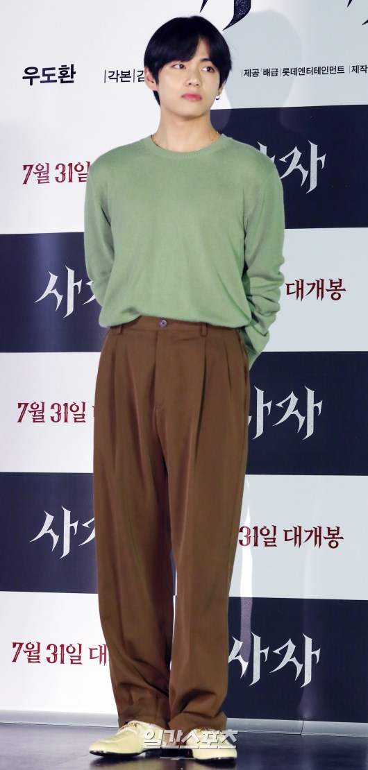 The VIP premiere of the Lion on the last 30 days was greatly noticed by the appearance of BTS.The entire Jamsil World Tower was shaken by the appearance of a world star that can not be seen well in the movie preview.Even in the murderous schedule across the border, Bü was dressed up to cheer up his best friend Park Seo-joon and stood in front of the photo wall.I even cried out.Another world star is Park Seo-joon, who is a Tottenham Hotspur player who is raising the status of Korean soccer in the name of Sony in England.He is one of Parks famous best friends. Son Heung-min recently posted a photo with Park Seo-joon through his SNS and posted an article called Coming Soon # Lion # Park Seo-joon.Son Heung-min is also a power influencer with tens of 2.9 million Followers, which has created as much hot publicity as a huge number of Followers.Park Seo-joons other support group is hiding inside the lion. Choi Woo-shik, who makes a special appearance as the bride Choi.After Park Seo-joon, who made a special appearance in Choi Woo-shiks film Psychic, who opened all the stories, Choi Woo-shik appeared in Lion in a considerable amount and was in charge of the cookie video of the movie.Park said, We did not talk or share something. I did not say, You are coming out because I do this.The Lion is a film about the story of martial arts champion Yonghu (Park Seo-joon) meeting the Kuma priest Anshinbu (An Sung-ki) and confronting the powerful evil (), which has confused the world.Park Seo-joon, who has been supported by boy friends, hopes that he will be able to ring the victory in the summer season theater.