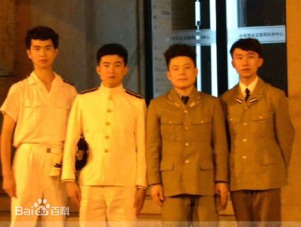 2017년 8월 일본 군국주의 시대 군복 차림을 한 중국 남성 4명이 중국의 대표적 항일 유적지 가운데 하나인 상하이 쓰싱창고 앞에서 기념 사진을 찍었다. 이들은 "마치 맨홀 뚜껑을 훔치는 것과 같이 스릴 있었다"는 글을 올리기도 했다. [중국 인터넷 캡처]