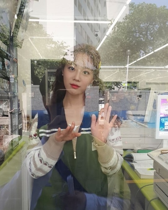 Heo Young showed off her cute part-time job.Singer and actor Heo Young said on July 31st, Today, JTBC Wall Street drama 18 Moments together? Next week, Gogo.Kim Ji-min is part-time and posted a picture with the phrase.Heo Young in the photo is wearing a convenience store uniform and has a head of hair, and he is missing and shows his youthful appearance and makes the viewers laugh.han jung-won