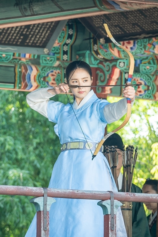 Shin Se-kyung, who took a bow instead of Rookie Historian Goo Hae-ryung brush, New officer Rookie Historian Goo Hae-ryung Shin Se-kyung takes bow instead of brushCha Eun-woo and Park Ki-woong are keenly eyed in front of her eyes, and her figure is revealed.The MBC drama The New Entrepreneur Rookie Historian Goo Hae-ryung (played by Kim Ho-soo / directed by Kang Il-soo, Han Hyun-hee / produced Green Snake Media) released the appearance of Rookie Historian Goo Hae-ryung (Shin Se-kyung), who pulled the bow show on July 31.The New Entrance Rookie Historian Goo Hae-ryung, starring Shin Se-kyung, Cha Eun-woo and Park Ki-woong, is the first problematic first lady of Joseon () Rookie Historian Goo Hae-ryung and the Phil full romance annals of Prince Lee Rim (Cha Eun-woo) with the antiwar mother Solo. ...Lee Ji-hoon, Park Ji-hyun and other young actors, Kim Ji-jin, Kim Min-sang, Choi Duk-moon, and Sung Ji-ru.In the eighth session of the new Rookie Historian Goo Hae-ryung, Na Hae-ryung, who became a first lady, entered the full-scale military affairs.Na Hae-ryung, who took the housework of senior officers and courtesans all over his body and performed an unscrupulous ceremony, is accompanied by Lee Rim and the prince Lee Jin (Park Ki-woong) on the outing.First, the appearance of Lee Lim and Lee Jin brothers, who are in the midst of archery, shoots the woman.Na Hae-ryung records Lee Rim, who is pulling the bow with a relaxed expression, and Lee Jin, who is spewing a brave eye.Among them, Na Hae-ryung with a bow is captured and steals his gaze.Na Hae-ryung is pulling the bow with an arrow and pulling tight, raising questions about whether she can hit the target.In addition, there is a growing interest in the background of how Na Hae-ryung, who accompanied the two brothers outings as a wife, is holding a bow instead of a brush.The new officer Rookie Historian Goo Hae-ryung said, Today (31st) night, Na Hae-ryung, Irim and Lee Jin will have an untimely archery showdown.I hope Na Hae-ryung will participate in the confrontation between Irim and Binjin, and I want you to check who will hit the target of the three people through this broadcast. 8:55 p.m. Broadcastpear hyo-ju