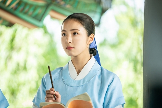 Shin Se-kyung, who took a bow instead of Rookie Historian Goo Hae-ryung brush, New officer Rookie Historian Goo Hae-ryung Shin Se-kyung takes bow instead of brushCha Eun-woo and Park Ki-woong are keenly eyed in front of her eyes, and her figure is revealed.The MBC drama The New Entrepreneur Rookie Historian Goo Hae-ryung (played by Kim Ho-soo / directed by Kang Il-soo, Han Hyun-hee / produced Green Snake Media) released the appearance of Rookie Historian Goo Hae-ryung (Shin Se-kyung), who pulled the bow show on July 31.The New Entrance Rookie Historian Goo Hae-ryung, starring Shin Se-kyung, Cha Eun-woo and Park Ki-woong, is the first problematic first lady of Joseon () Rookie Historian Goo Hae-ryung and the Phil full romance annals of Prince Lee Rim (Cha Eun-woo) with the antiwar mother Solo. ...Lee Ji-hoon, Park Ji-hyun and other young actors, Kim Ji-jin, Kim Min-sang, Choi Duk-moon, and Sung Ji-ru.In the eighth session of the new Rookie Historian Goo Hae-ryung, Na Hae-ryung, who became a first lady, entered the full-scale military affairs.Na Hae-ryung, who took the housework of senior officers and courtesans all over his body and performed an unscrupulous ceremony, is accompanied by Lee Rim and the prince Lee Jin (Park Ki-woong) on the outing.First, the appearance of Lee Lim and Lee Jin brothers, who are in the midst of archery, shoots the woman.Na Hae-ryung records Lee Rim, who is pulling the bow with a relaxed expression, and Lee Jin, who is spewing a brave eye.Among them, Na Hae-ryung with a bow is captured and steals his gaze.Na Hae-ryung is pulling the bow with an arrow and pulling tight, raising questions about whether she can hit the target.In addition, there is a growing interest in the background of how Na Hae-ryung, who accompanied the two brothers outings as a wife, is holding a bow instead of a brush.The new officer Rookie Historian Goo Hae-ryung said, Today (31st) night, Na Hae-ryung, Irim and Lee Jin will have an untimely archery showdown.I hope Na Hae-ryung will participate in the confrontation between Irim and Binjin, and I want you to check who will hit the target of the three people through this broadcast. 8:55 p.m. Broadcastpear hyo-ju