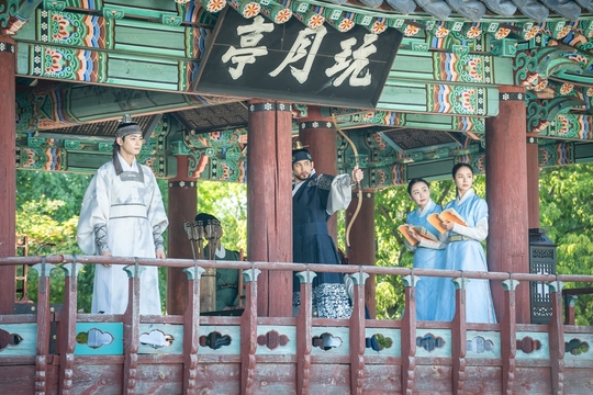 Shin Se-kyung, who took a bow instead of Rookie Historian Goo Hae-ryung brush, New officer Rookie Historian Goo Hae-ryung Shin Se-kyung takes bow instead of brushCha Eun-woo and Park Ki-woong are keenly eyed in front of her eyes, and her figure is revealed.The MBC drama The New Entrepreneur Rookie Historian Goo Hae-ryung (played by Kim Ho-soo / directed by Kang Il-soo, Han Hyun-hee / produced Green Snake Media) released the appearance of Rookie Historian Goo Hae-ryung (Shin Se-kyung), who pulled the bow show on July 31.The New Entrance Rookie Historian Goo Hae-ryung, starring Shin Se-kyung, Cha Eun-woo and Park Ki-woong, is the first problematic first lady of Joseon () Rookie Historian Goo Hae-ryung and the Phil full romance annals of Prince Lee Rim (Cha Eun-woo) with the antiwar mother Solo. ...Lee Ji-hoon, Park Ji-hyun and other young actors, Kim Ji-jin, Kim Min-sang, Choi Duk-moon, and Sung Ji-ru.In the eighth session of the new Rookie Historian Goo Hae-ryung, Na Hae-ryung, who became a first lady, entered the full-scale military affairs.Na Hae-ryung, who took the housework of senior officers and courtesans all over his body and performed an unscrupulous ceremony, is accompanied by Lee Rim and the prince Lee Jin (Park Ki-woong) on the outing.First, the appearance of Lee Lim and Lee Jin brothers, who are in the midst of archery, shoots the woman.Na Hae-ryung records Lee Rim, who is pulling the bow with a relaxed expression, and Lee Jin, who is spewing a brave eye.Among them, Na Hae-ryung with a bow is captured and steals his gaze.Na Hae-ryung is pulling the bow with an arrow and pulling tight, raising questions about whether she can hit the target.In addition, there is a growing interest in the background of how Na Hae-ryung, who accompanied the two brothers outings as a wife, is holding a bow instead of a brush.The new officer Rookie Historian Goo Hae-ryung said, Today (31st) night, Na Hae-ryung, Irim and Lee Jin will have an untimely archery showdown.I hope Na Hae-ryung will participate in the confrontation between Irim and Binjin, and I want you to check who will hit the target of the three people through this broadcast. 8:55 p.m. Broadcastpear hyo-ju