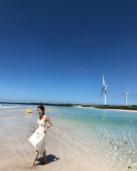 Actor Han Sun-hwa recently revealed his current status.Han Sun-hwa posted a picture on the SNS on July 31 with an article entitled Thank you for soothing the sea in July.The photo shows Han Sun-hwa standing alone on the beach, and a picture-like figure is admiring.Han Sun-hwa appeared in the recently-released OCN drama Save Me 2.hwang hye-jin