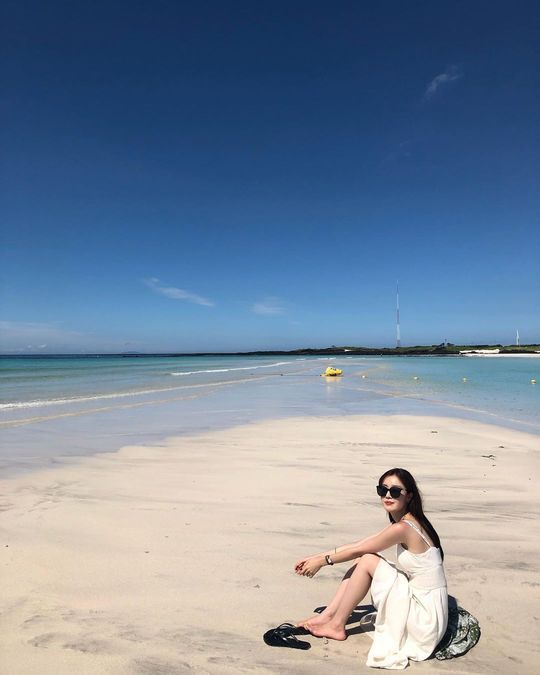 Actor Han Sun-hwa recently revealed his current status.Han Sun-hwa posted a picture on the SNS on July 31 with an article entitled Thank you for soothing the sea in July.The photo shows Han Sun-hwa standing alone on the beach, and a picture-like figure is admiring.Han Sun-hwa appeared in the recently-released OCN drama Save Me 2.hwang hye-jin