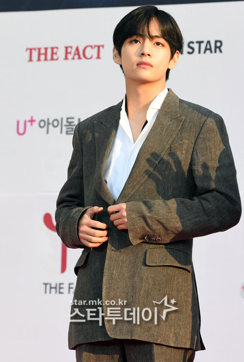 BTS BU showed off his extraordinary loyalty with best friend Park Seo-joon.On the afternoon of the 30th, Bü attended the VIP premiere of the movie Lion at the Lotte Cinema World Tower in Sincheon-dong, Songpa-gu, Seoul.With the appearance of Bü, many stars attended, and the scene was full of shouting.Bü attended the VIP premiere on the day as a close acquaintance with Actor Park Seo-joon, who appeared in The Lion. The two usually openly showed their friendship and promoted and cheered each others works.Meanwhile, Lion is a film about what happens when Yonghu (Park Seo-joon), a martial arts champion who has only distrust of the world after losing his father as a child, meets with An Shinbu (An Sung-ki), a Kuma priest, and realizes that he has special power.Opening on the 31st.