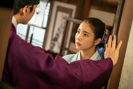 The new cadets, Na Hae-ryung, Shin Se-kyung and Jung Eun-woo, first meet as Ada Lovelace and Sejo of Joseon.On the 31st, the MBC drama Na Hae-ryung released the appearance of Na Hae-ryung (Shin Se-kyung), who entered the Green Seodang of Lee Lim (Jung Eun-woo).Na Hae-ryung, who became Ada Lovelace in the last Na Hae-ryung broadcast, was reunited with Lee in the Greenery Party.Irim spent a tit-for-tat time with Na Hae-ryung, posing as an inner tube, not a prince.Na Hae-ryung smiled, saying that he seemed to have met a person who could get acquainted with him, but he was shocked to know the identity of Lee Lim, and he was curious about how their relationship would flow.In the open photo, Na Hae-ryung, who entered the school, was shown.Na Hae-ryung holds a brush and stares at the dress with a smileless expression, which gives a strange tension.On the other hand, Irim is very interested in Na Hae-ryung, a new person who appeared in the green party where no one finds.Especially, as Na Hae-ryung is the first to record a book as Ada Lovelace, the appearance of sneaking her over the book and not taking her gaze gives a smile to the viewers.Finally, Lee Lim, who prevented Na Hae-ryung from leaving Na Hae-ryung after finishing the entrance examination, and Na Hae-ryung, who looks at him with a firm and cold eyes, add attention to those who reunited with Ada Lovelace and Sejo of Joseon.Na Hae-ryung, who has been reunited with the hiding of his identity such as plums and inner tubes, will finally face each other in a real way, said Na Hae-ryung, a new employee. I would appreciate if you could confirm what the two people who met Ada Lovelace and Sejo of Joseon will show in the future.Meanwhile, Na Hae-ryung, starring Shin Se-kyung, Jung Eun-woo and Park Ki-woong, will be broadcasted at 8:55 pm on the 31st.