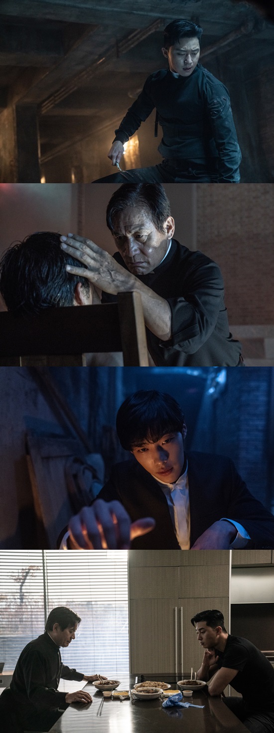 The movie The Lion (director Kim Joo-hwan) released a generation-specific viewing point that will capture the entire generation.The Lion is a film about a fighting champion, Yonghu (Park Seo-joon), who meets the Old Master Anshinbu (Ahn Sung-ki) and confronts the powerful evil (), which has left the world in turmoil.Park Seo-joon, who transformed into a bright and pleasant image and 180-degree different intense form, Ahn Sung-ki, who showed a high synchro rate with the character as a perfect Latin ambassador, and Woo Do-hwans explosive synergy that created a new character that was not existing will capture the teenage audience.First, Park Seo-joon, a martial arts champion who faces evil, is getting a favorable response from a delicate emotional performance to a difficult action, which was never seen before.Ahn Sung-ki of the Kuma priest Anshinbu who is also chasing evil with his life is not only a soft charisma but also a perfect Latin ambassador, which makes the audience amazed.Woo Do-hwan, a black bishop who spreads evil to the world here, completes a charming villain with a mysterious figure, doubling the explosive tension of the drama.The intense action scene that can not be missed in the lion will give a thrilling cinematic pleasure and will shoot the taste of the audience in their 20s and 30s.The exciting action with fantasy attractions is surprising with differentiated visuals that have never been seen before.Especially, the action of the Bumaja who shows superhuman movement in the process of Kuma ceremony and the activities of Yonghu and Anshinbu against it are active directing that exceeds the expectation of the viewer, and it gives a cinematic pleasure and tension.Here, the second half of the action sequence of Jisin, which is a collection of special abilities and all evil abilities in the hand, completes the original and immersive action with the perfect harmony of special makeup and state-of-the-art CG, and gives intense catharsis.The lion in the full-fledged development is going to capture the 40s audience with the hot drama of Yonghu and Anshinbu.After losing his father in an accident of injustice, Yonghu, who has only distrust of the world, meets the priest of Kuma priest Anshin and realizes that he has a special power in his wounded hand.Especially, the unexpected wit and humor in the special activities of Yonghu and Anshinbu against the Bumaja are gaining popularity as a romance beyond the generation.The Lion is being screened at theaters across the country.Photo = Lotte Entertainment