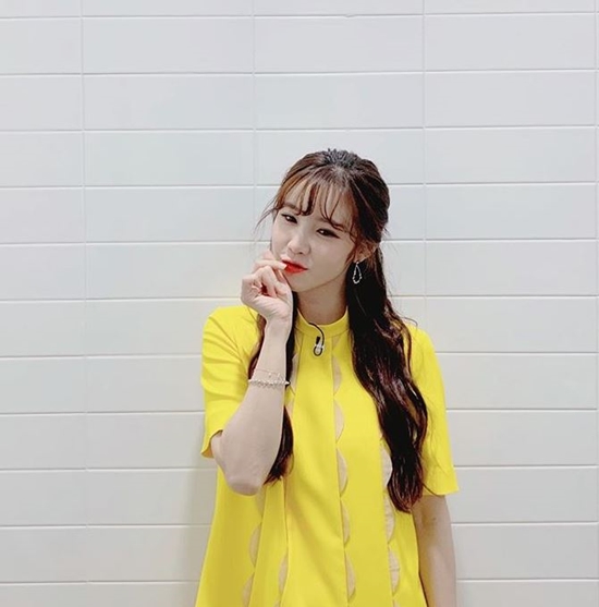 Singer and actor Jun Hyoseong boasted a beautiful beauty.On the 31st, Jun Hyoseong posted a picture of his instagram on the barrel.In the open photo, Jun Hyoseong is taking various poses while looking at the camera.In particular, Jun Hyoseong is wearing a yellow color top and makes a cute look, adding a lovely charm.Jun Hyoseong is currently appearing on the JTBC2 entertainment program Todays Fortune.Photo: Jun Hyoseong Instagram