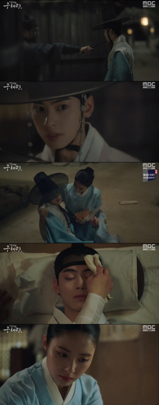 Na Hae-ryung, said Jung Eun-woo, who comforted Shin Se-kyung.In the 9th and 10th MBC drama Na Hae-ryung, which was broadcast on the 31st, the former Na Hae-ryung (Shin Se-kyung) was disappointed to know that Lee Lim (Jung Eun-woo) was a Daewon army.On this day, Lee Lim said, I am the prince of the Joseon Dynasty in this country. Can you really hurt me?At this time, Na Hae-ryung overheard the conversation of Irim and found out that Irim was not an inner tube but a Daewon.In addition, Irim fell unconscious after the sick man disappeared. Na Hae-ryung moved the sick to a medicine room and nursed him.The next day, Na Hae-ryung met with Irim as a military officer, and Irim inevitably revealed his identity.In particular, Koo started to draw a line to Irim, saying, I have had a lot of opportunities, but now what do you want to say, or do you want to hear from me?I didnt realize you were Mama. Im sorry. Please. Is that what youre saying? Then I apologize.What do you do this time, Mama, the Daewon Daegun, forgive me? Irim said, I wanted to say thank you. I dont know why you were there last night. Thank you for caring. I wanted to say that.And I cheated on you first, so you do not have to ask for forgiveness. Lets say that the bad relationship between us is over.Eventually, Na Hae-ryung said, I thought maybe I could be a friend.I wish I could have a man who could be comfortable in this large palace, even if it was not a good start.Why did not you tell me before? Na Hae-ryung also appealed for not receiving the green bar properly, which led to another official coming to the town and angry at Na Hae-ryung.Na Hae-ryung headed to the melt-down hall with a heavy heart, and Irim looked at the mood of Na Hae-ryung, saying, What is going on?Although Koo tried to pretend to be nonchalant, Irim said, Its okay to cry, its a place where no one will find it, so no one will hear it.So it is okay to cry as much as you can, even if you cry out loud. Irim quietly left, and Na Hae-ryung was alone.Irim also blushed as he listened to the crying of Na Hae-ryung.Photo = MBC Broadcasting Screen