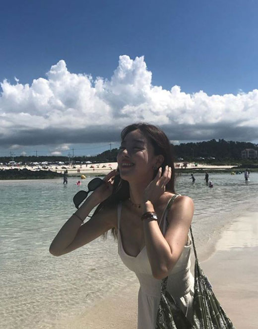 Singer and actor Han Sun-hwa showed off her beautiful beauty.Han Sun-hwa posted a number of photos taken on her travels in her personal instagram on the 31st. In the public photos, Han Sun-hwa is wearing a white dress and showing off her neat beauty.The netizens who watched this made various comments such as Goddess appeared, It is more beautiful than nature and My Wannabe.On the other hand, Han Seon Hwa appeared in the cable channel OCN drama Save me 2 which last June.