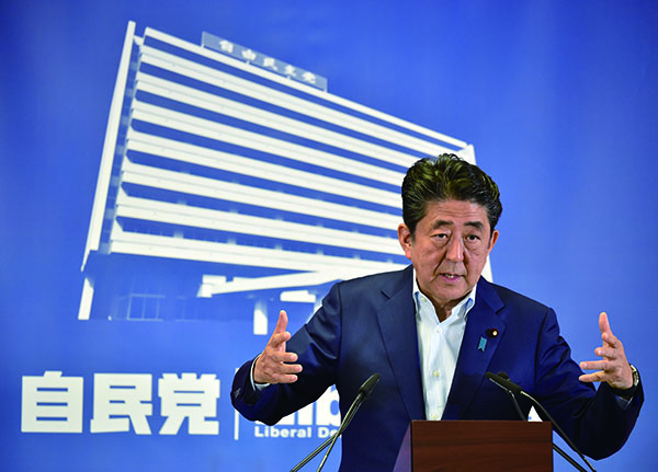 ⓒReuter 아베 일본 총리(왼쪽)가 감행한 ‘대한민국 정부 때리기’는 트럼프 정부에 의해 급제동이 걸린 모습이다.