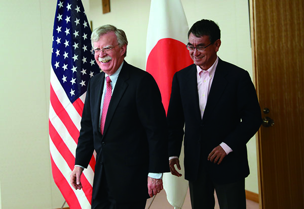 ⓒAFP PHOTO 지난 7월22일 고노 일본 외무장관(오른쪽)과 볼턴 미국 국가안보보좌관이 회의장으로 들어서고 있다.