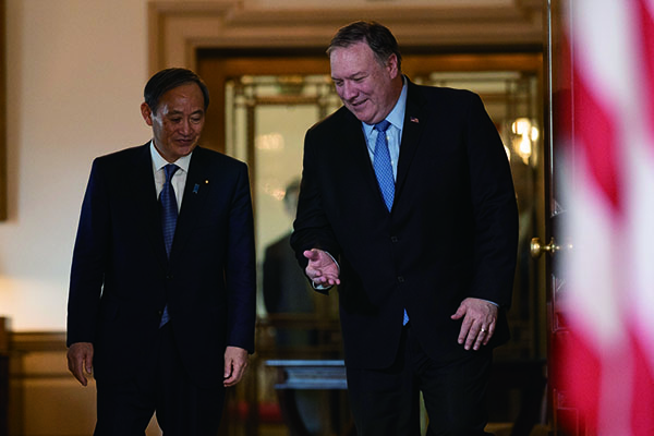 ⓒAP Photo 지난 5월9일 스가 일본 관방장관(왼쪽)이 폼페이오 미국 국무장관을 만났다.