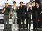 Actors from the movie Lion gathered together. The VIP premiere of the movie Lion was held at the Seoul Jamsil-dong Lotte Mart Arte World Tower on the afternoon of the 30th.Meanwhile, Lion is a work that depicts what happens when Yonghu (Park Seo-joon), a martial arts champion who has only distrust of the world after losing his father as a child, meets An Shinbu (Ahn Sung-ki), a Kuma priest, and realizes that he has special power.It will be released on the 31st.Written by Fashion Webzine Park Ji-ae Photos le Lotte Mart EntertainmentActors from the movie Lion gathered together. The VIP premiere of the movie Lion was held at the Seoul Jamsil-dong Lotte Mart Arte World Tower on the afternoon of the 30th.
