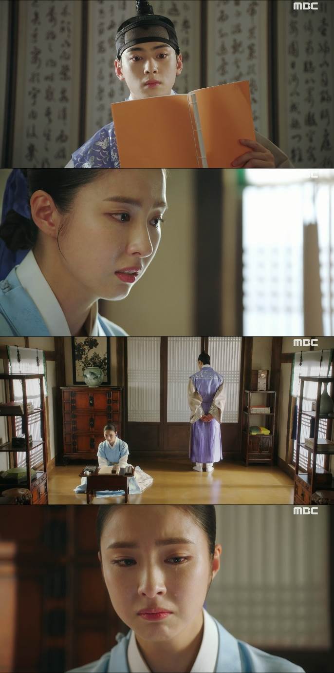 Jung Eun-woo comforted Shin Se-kyungs tears.In the MBC drama Na Hae-ryung, which aired on the 31st of last month, Lee Rim (Jung Eun-woo) was threatened with life by an assassin and told the assassin his true identity.Na Hae-ryung witnessed this and suddenly appeared and moved the fainting Irim to the pharmacy after the assassin fled because of the obstruction.Lee Rim, who woke up, visited Lee Jin (Park Ki-woong) and said, The cause of the recent suspicious work may be the pre-Sir Hodam.I want to know what this book is about and who Hodam is, but Lee Jin refused.The next day, Na Hae-ryung entered the shunning Green West Hall where he was told that the abandoned Prince Monster lived, and met the Daewon Daegun Irim.The two men who faced the Grand Army and the military officer, Lee Lim, pretended to know Na Hae-ryung, but Na Hae-ryung said, I am now a military officer.Irim thanked the former Na Hae-ryung, who was returning from work, but Na Hae-ryung expressed his sadness that he had not told her who he was.Hes handsome, Na Hae-ryung told the precepts of the Taoyuan army, and neither Monster nor the madman.The first ladies who went to receive the green Baro disassembled when they did not receive the green Baro, but he gave the bureaucrat a casual answer, What is the warehouse empty? Come soon next time.The first ladies went to the main Baro and drank alcohol. They ate the alcohol that the senior officer bought, and heard the whole story.Then an angry bureaucrat came to the courtroom and found Na Hae-ryung, who threw out an appeal written by Na Hae-ryung and said, I only think of you, and you are good.We are a fool, so we do not think we can stay still even if we can not get a green Baro.Min Woo-won (Lee Ji-hoon), who heard this, shouted, If you tell me that a girl is going to be outside, you should not hurt her if you can not help her. Min Woo-won (Lee Ji-hoon) said, Please tell me.After he left, Na Hae-ryung told the presbyterian officials who blamed him, I want to know what I did wrong and get confused.I saw the injustice and I appealed for Baro. I did what I had to do as a caretaker.I can not understand it. Meanwhile, Irim, who had been waiting for Na Hae-ryung, went out to the door to Na Hae-ryung, which did not appear for more than a moment, and looked out, and when he saw Na Hae-ryung walking from afar, he ran into the room and pretended to read a book.Irim grumbled to the old man who had opened the door and said, Did you have any fun? and Gu Na Hae-ryung sat down silently.Iming, who wrote a few articles, felt strange and asked, What happened?Na Hae-ryung said, Nothing, and then bowed his head.Irim was emBarorassed by Na Hae-ryung for a while, and he got up and went out and said, It is okay to cry as much as you like.No one comes here, no one hears it. After avoiding the position, Na Hae-ryung began to cry heartily.Irim heard the old Na Hae-ryung cry outside.The new employee, Na Hae-ryung, airs every Wednesday and Thursday at 8:55 p.m.Photo = MBC Broadcasting Screen