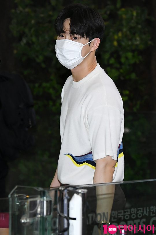 EXOs guardian, Look back and see the heart thump. Group EXO Suho is departing as Japan through Gimpo International Airport on the afternoon of the 2nd to attend the SMTOWN LIVE 2019 in TOKYO schedule.