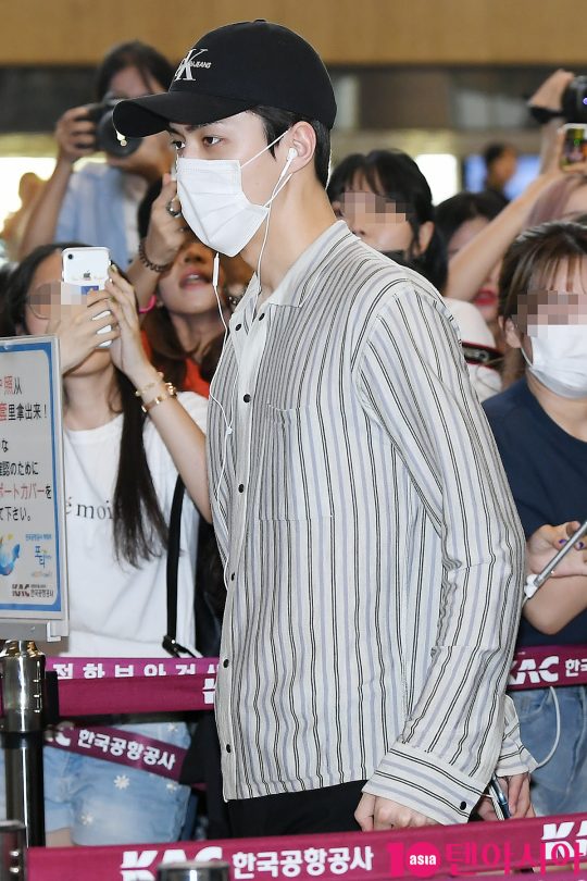 Group EXO Sehun is leaving for Japan via Gimpo International Airport on the afternoon of the 2nd to attend the SMTOWN LIVE 2019 in TOKYO schedule.