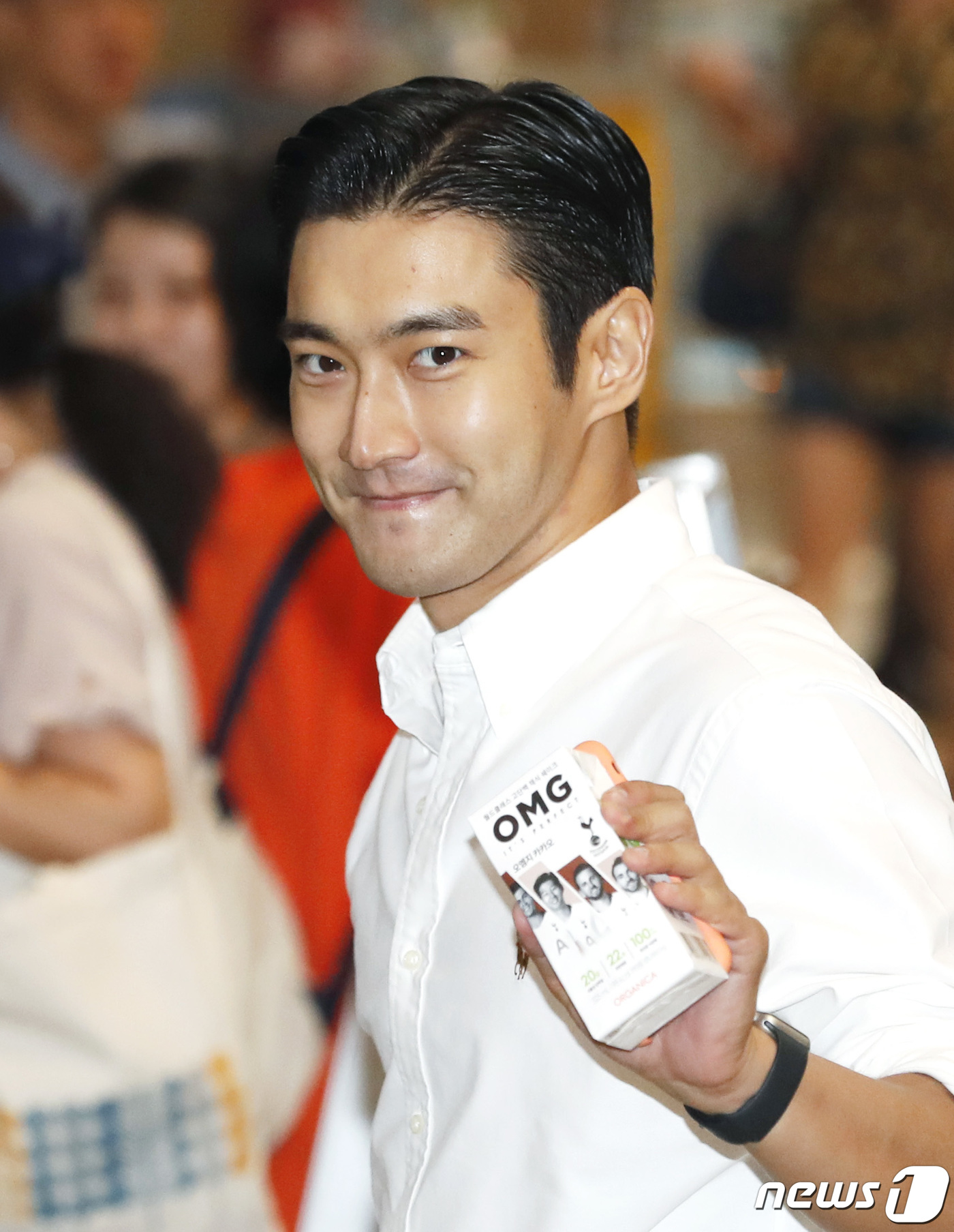 Gimpo Airport =) = Super Junior Choi Siwon is leaving for Japan via Gimpo International Airport on the afternoon of the 2nd to attend SM Town Live 2019 in Tokyo. 2019.8.2
