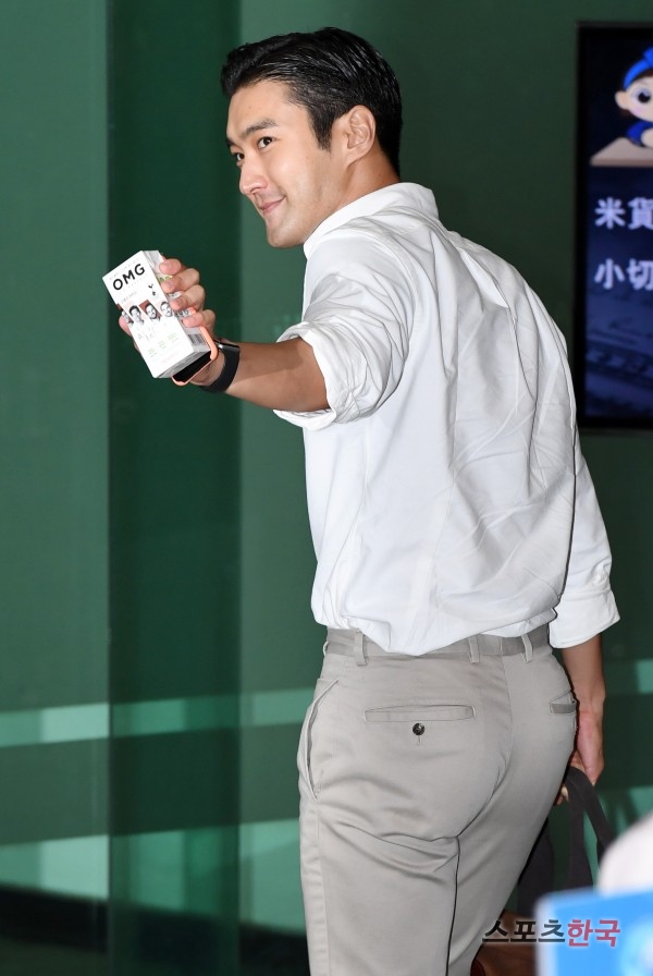 Super Junior Choi Siwon is leaving for Japan to attend SM Town Live 2019 Tokyo (SMTOWN LIVE 2019 in TOKYO) through Gimpo International Airport on the afternoon of the 2nd.