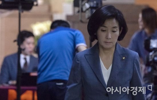 ì¬ì¼ê° ì¶ê²½ìì ëê³&nbsp; ëí­ì ê²ªê³&nbsp; ìë 2ì¼ ëê²½ì ìì&nbsp;íêµ­ë¹ ìë´ëíê° êµ­í ë³¸ì²­ì¼ë¡ ë¤ì´ìê³&nbsp; ìë¤. ëê²½ì ìë´ëíë ë³¸íìì ëë¹í´ ì¤ë ìë²½ 4ìê¹ì§ êµ­íìì ëê¸°íë¤./ì¤ëì£¼ ê¸°ì doso7@