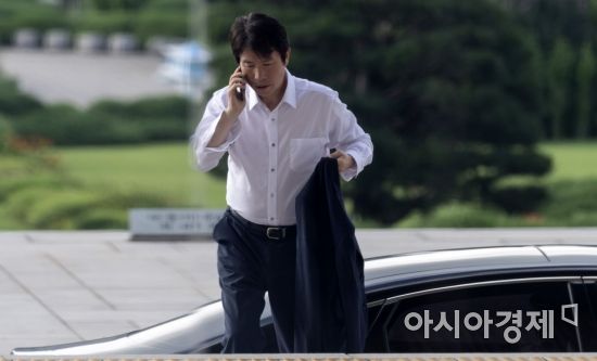 ì¬ì¼ê° ì¶ê²½ìì ëê³&nbsp; ëí­ì ê²ªê³&nbsp; ìë 2ì¼ ì´ì¸ì ëë¶ì´ë¯¼ì£¼ë¹ ìë´ëíê° êµ­í ë³¸ì²­ì¼ë¡ ë¤ì´ìê³&nbsp; ìë¤. ì´ì¸ì ìë´ëíë ì§ë 1ì¼ ë³¸íìì ëë¹í´ êµ­íìì ë°¤ì ì§ìë¤./ì¤ëì£¼ ê¸°ì doso7@