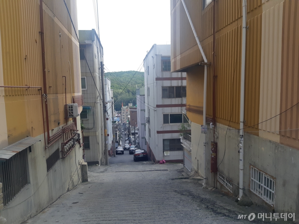 지난 3월 성남시가 재개발 예정구역에 포함시킨 상대원3구역. 재개발사업이 종료되면 9500여가구의 새 아파트촌으로 탈바꿈할 전망이다. 구도심 내에서도 지하철역과 멀고 경사가 심하다. /사진=김희정 기자 dontsigh@mt.co.kr