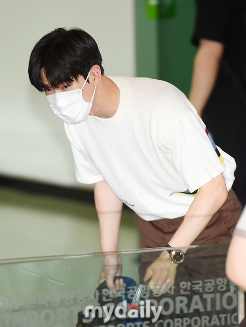 EXO Suho is leaving for Japan Tokyo via Gimpo International Airport on the afternoon of the 2nd for the performance of SM Town Live 2019 In Tokyo (SMTOWN LIVE 2019 IN TOKYO).