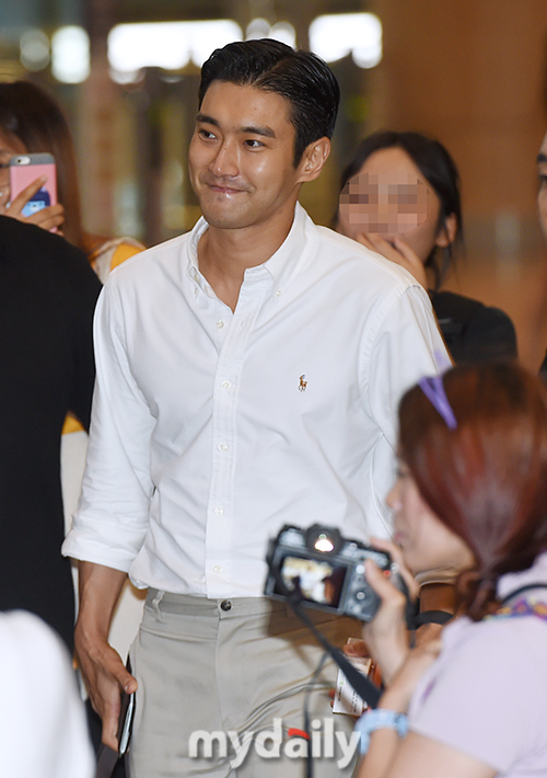 Super Junior Choi Siwon is leaving for Tokyo, Japan, via Gimpo International Airport on the afternoon of the 2nd for the performance of SMTOWN LIVE 2019 IN TOKYO.