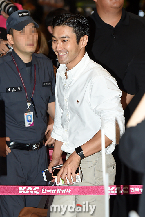 Super Junior Choi Siwon is leaving for Tokyo, Japan, via Gimpo International Airport on the afternoon of the 2nd for the performance of SMTOWN LIVE 2019 IN TOKYO.